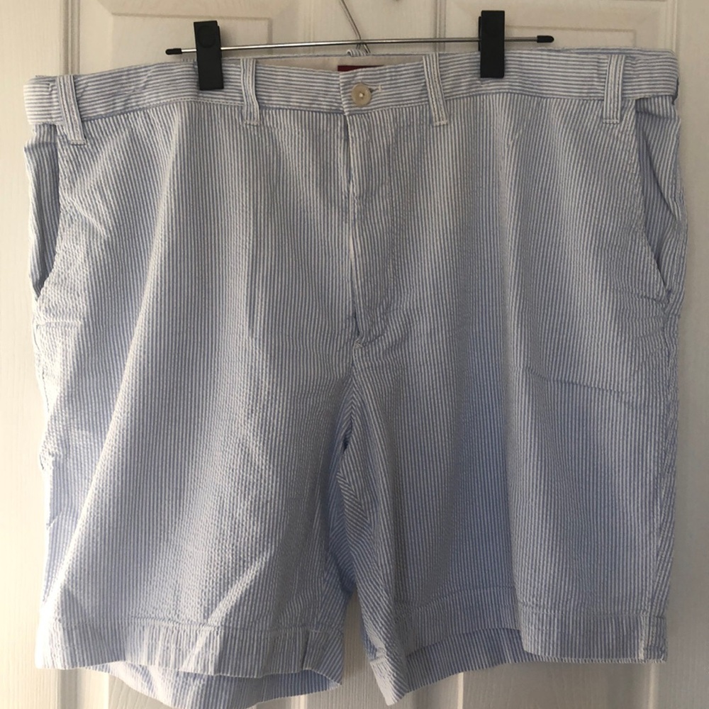Men’s Izod seersucker shorts. Size 44, 8.5in long. Blue/white. EUC.